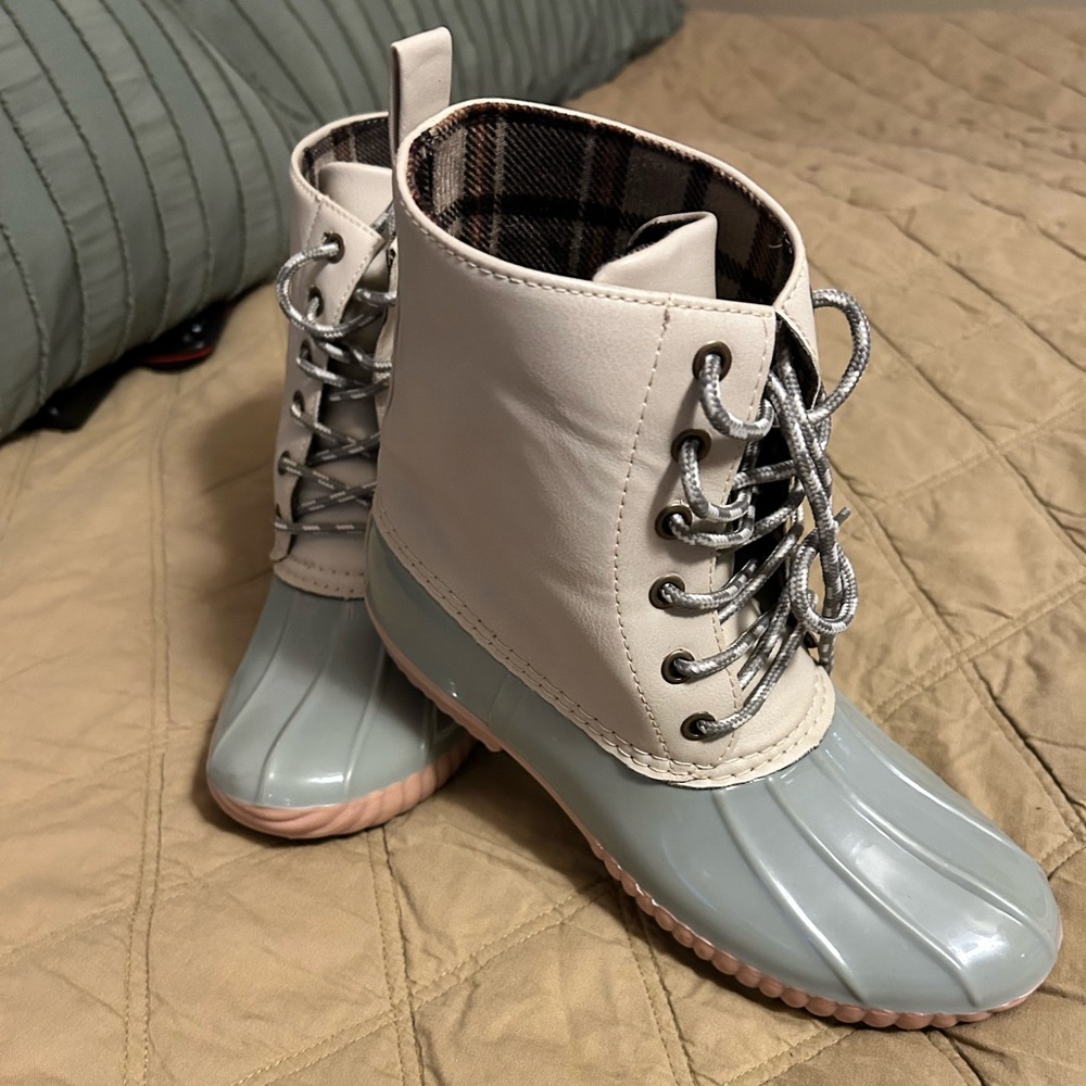 Women’s rain boots